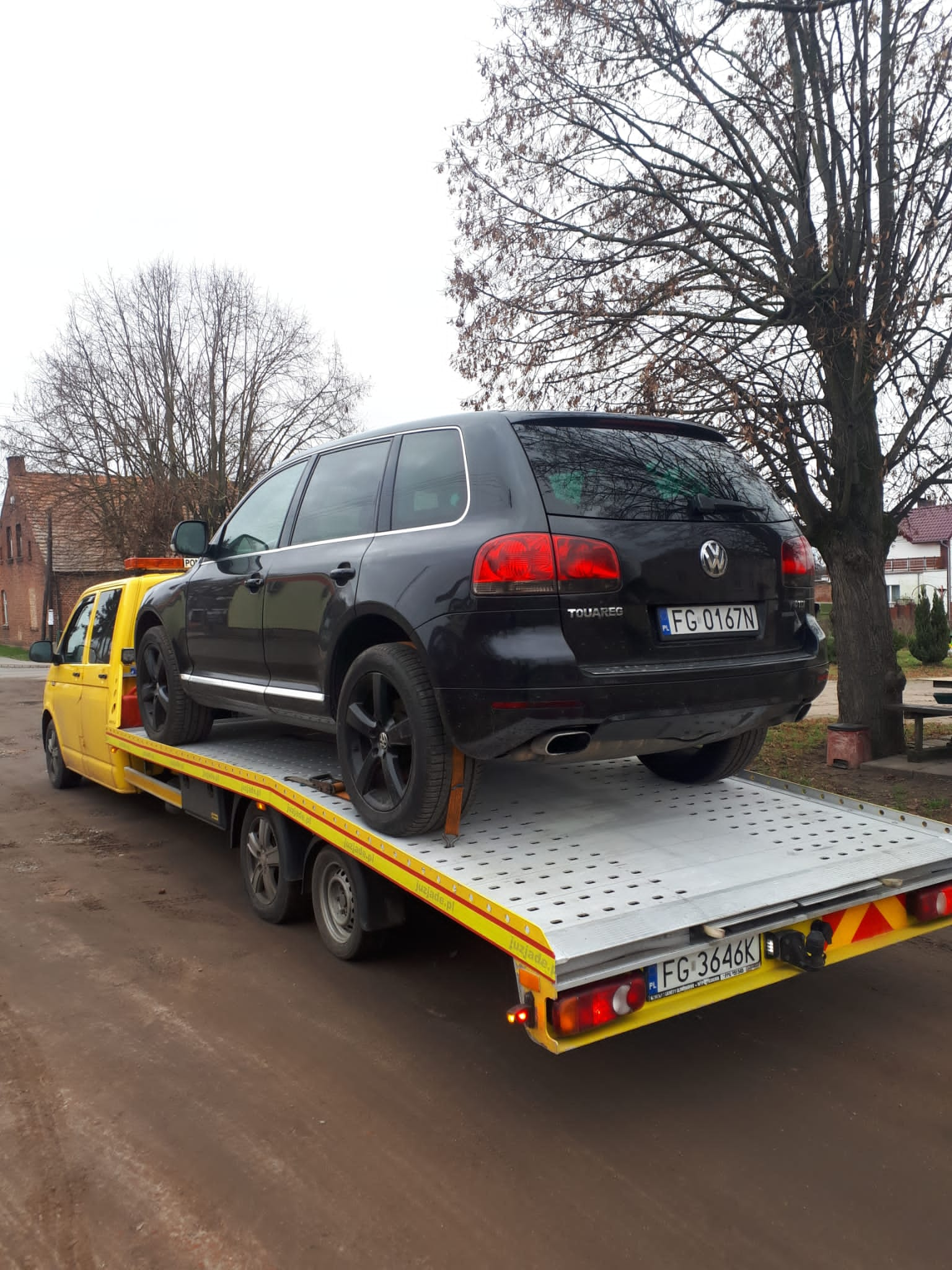 Zdjęcie przedstawia naszą flotę nowoczesnych pojazdów holowniczych, gotowych do profesjonalnego holowania w rejonie Świecko. Dzięki specjalistycznemu sprzętowi i doświadczeniu naszych kierowców, zapewniamy bezpieczny transport Twojego pojazdu.