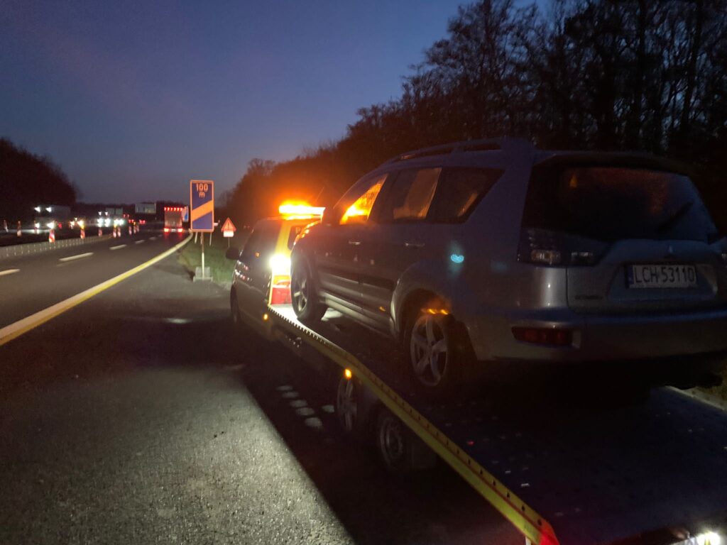 Zdjęcie przedstawiające zespół ekspertów od pomocy drogowej w Świecku, gotowych służyć natychmiastową pomocą na drodze. Nasza firma oferuje szybką i skuteczną obsługę w przypadku awarii czy wypadków drogowych. Niezawodne wsparcie dla kierowców w każdej sytuacji.