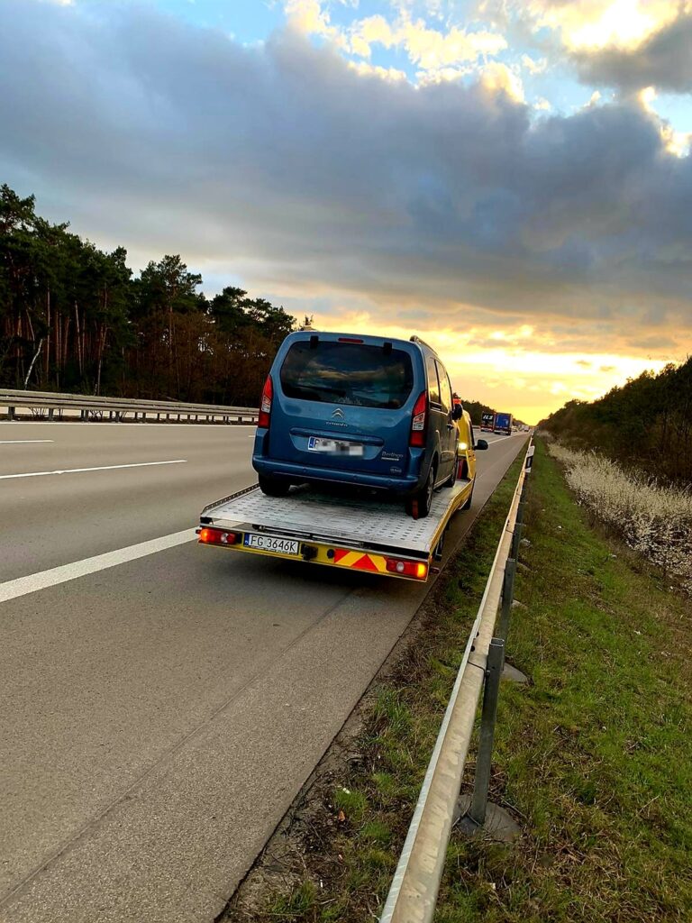 Zdjęcie przedstawiające zespół specjalistów od pomocy drogowej w Świecku, gotowych służyć wsparciem na drodze. Nasza ekipa działa szybko i sprawnie, zapewniając bezpieczeństwo i komfort podróży. Niezawodni sprzymierzeńcy na każdym etapie Twojej drogowej przygody.