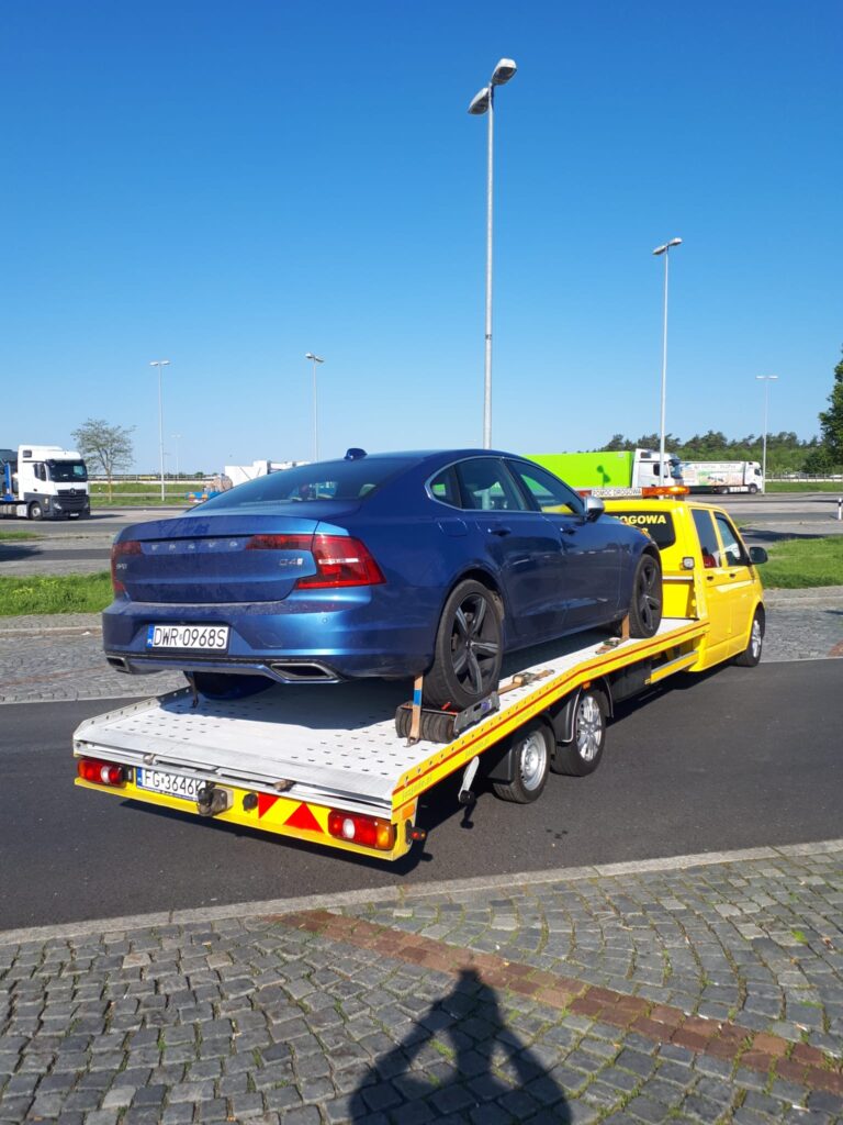 Samochód holowany przez ekspertów holowania Świecko na autostradzie, pomoc drogowa w przypadku awarii.