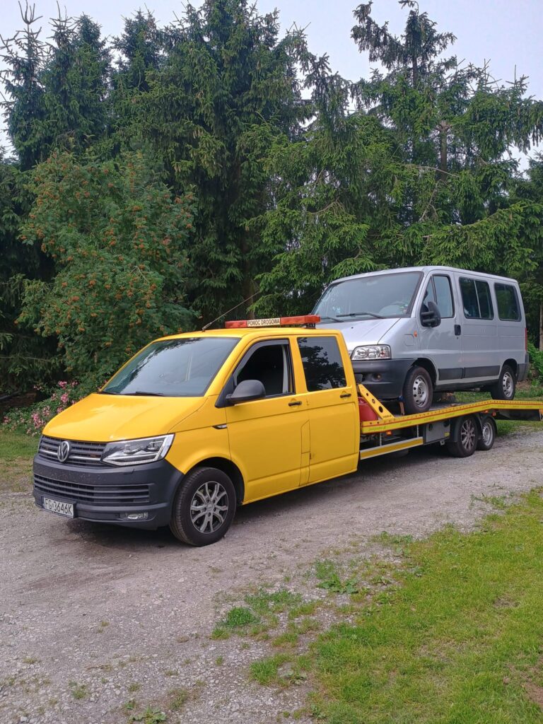 Samochód na poboczu autostrady z logo Pomoc Drogowa Świecko