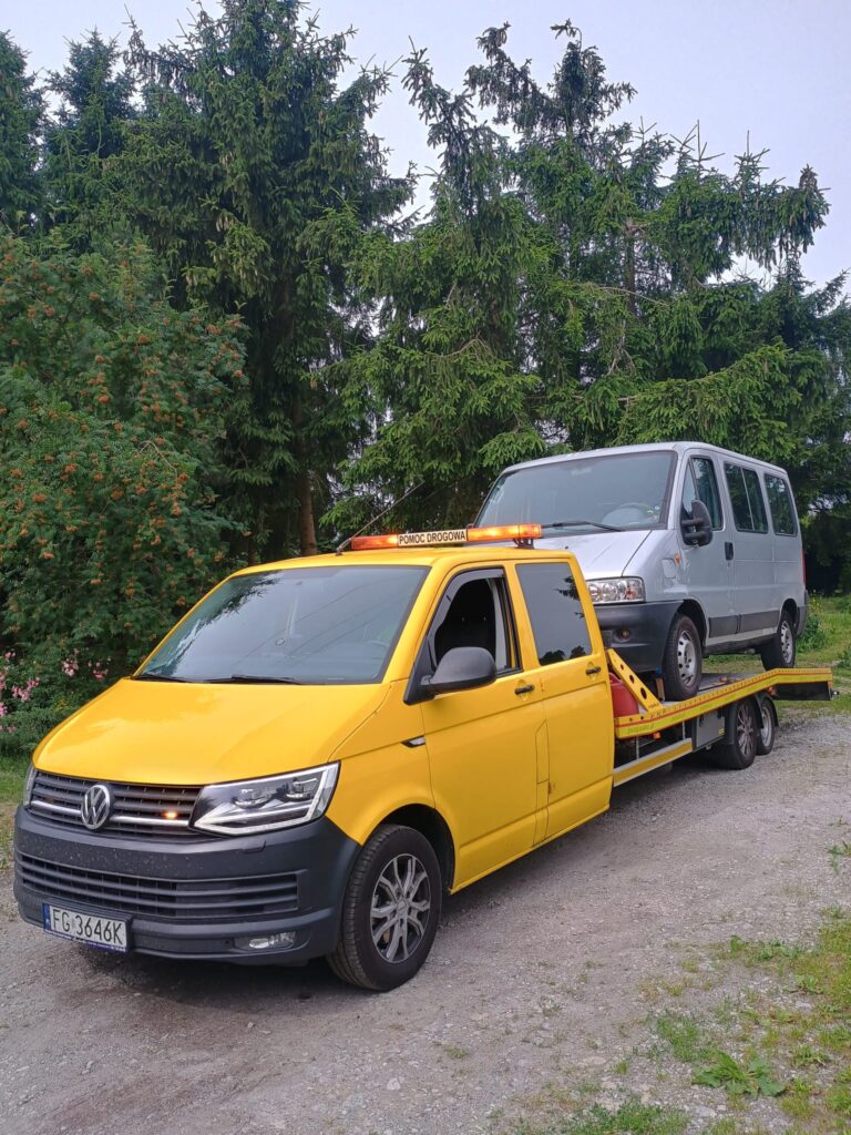 Laweta Świecko transportująca uszkodzony pojazd na autostradzie – szybka i bezpieczna pomoc drogowa.