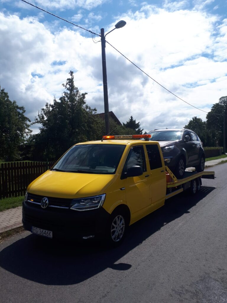 Holownik pomocy drogowej Świecko podczas akcji ratunkowej na autostradzie.