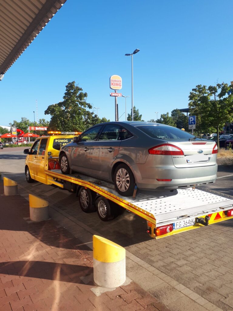 Zdjęcie lawety Świecko holującej uszkodzony pojazd na trasie międzynarodowej.