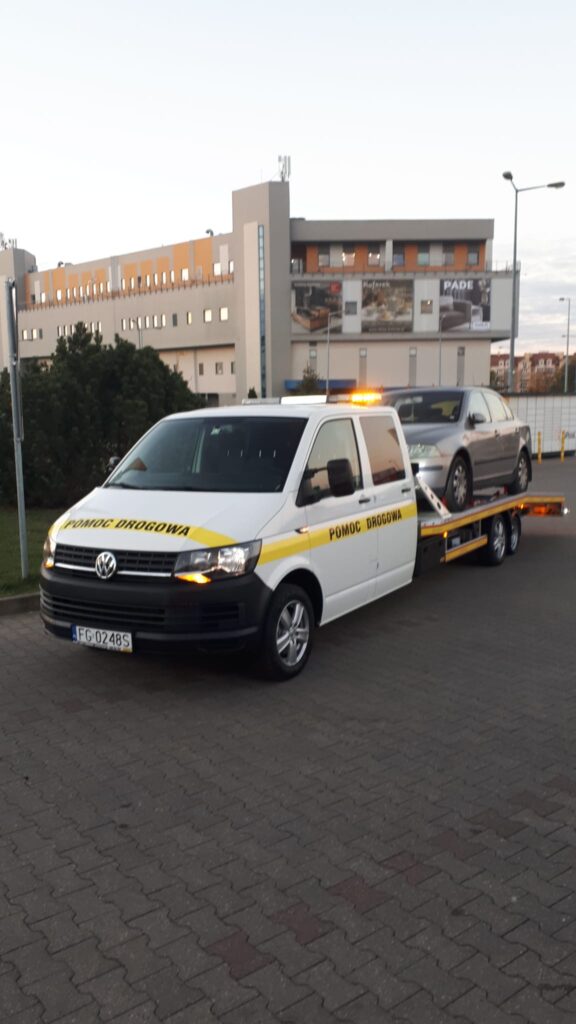 Zdjęcie lawety w Świecku przewożącej samochód na autostradzie – niezawodna pomoc w każdej sytuacji.