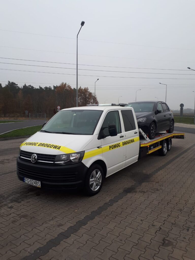 Holowanie Świecko – nowoczesny pojazd holowniczy podczas transportu samochodu osobowego na granicy z Niemcami.