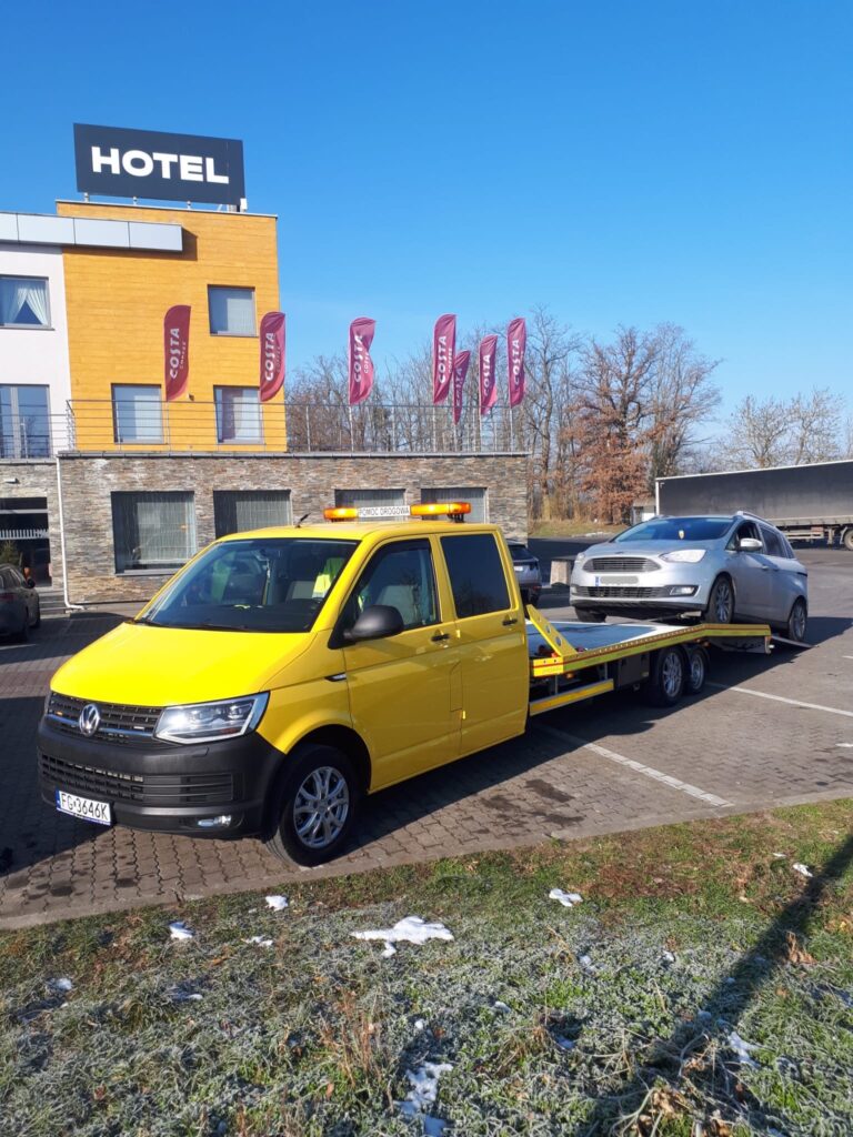 Samochód unieruchomiony na drodze, pomoc drogowa Polska w trakcie interwencji