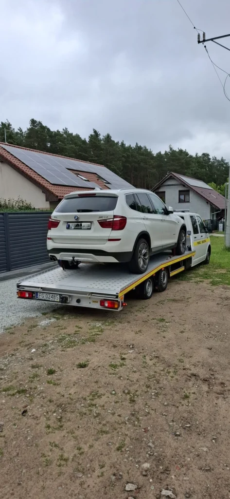 Laweta Świecko holująca uszkodzonego tira na autostradzie w pobliżu granicy