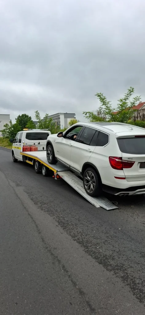 Profesjonalna laweta Świecko holująca auto na trasie – ekspresowa pomoc drogowa