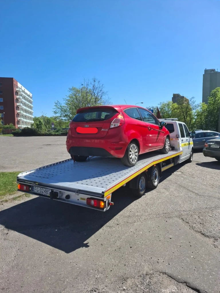 Laweta Świecko transportująca uszkodzony samochód w okolicy przejścia granicznego
